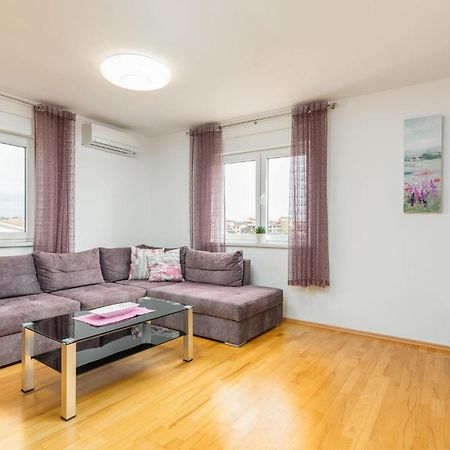 Lovely Apartment In Valbandon With Kitchen Fažana Kültér fotó