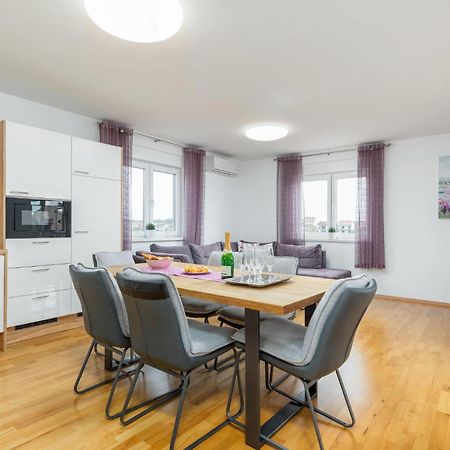 Lovely Apartment In Valbandon With Kitchen Fažana Kültér fotó