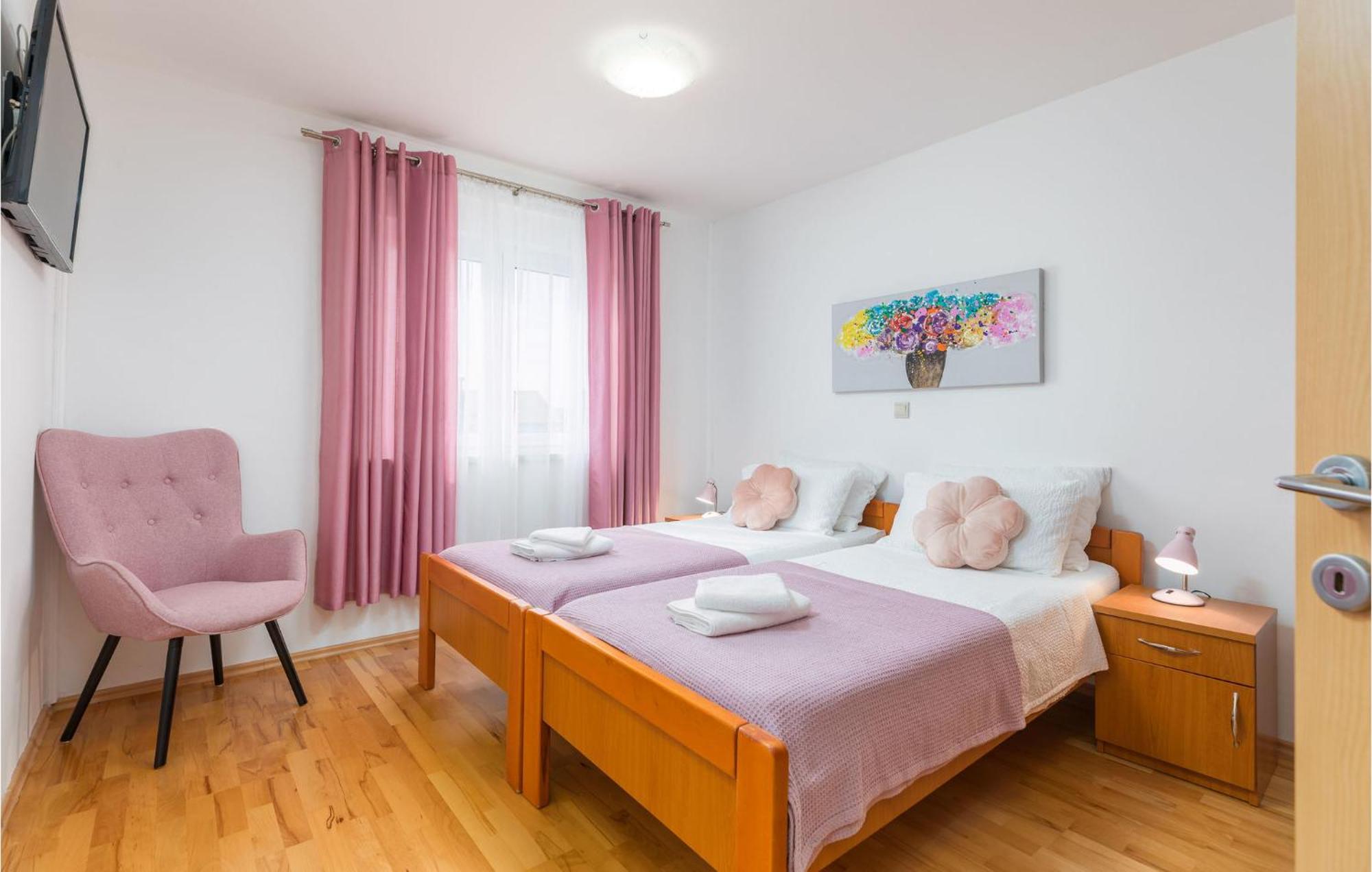 Lovely Apartment In Valbandon With Kitchen Fažana Kültér fotó